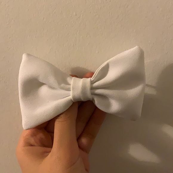 Cute white bow!! - Picture 1 of 3